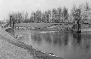 Ausgespültes Ufer und Wehr : Blick auf das ausgespülte Ufer und ein Wehr der Weißen Elster