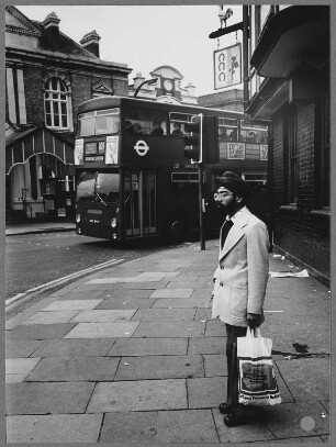 Indischer Mann an einer Straße, London-Southall