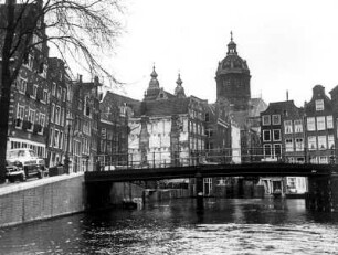 Niederlande. Amsterdam. Aufnahme einer Gracht mit umgebenden Häusern