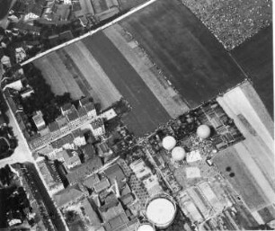 Deutschland. Ballonfahrertreffen. Stadtteilansicht mit Ballonstartplatz. Luftbild-Senkrechtaufnahme aus ca. 500 m Höhe