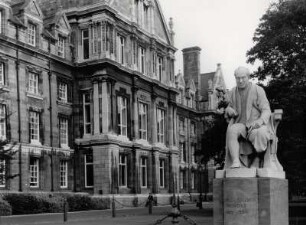 Im Hof des bekannten Trimity College