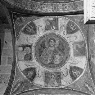 Freskendekoration mit Figuren und Szenen des AT, der Apokalypse, Evangelisten und Heiligen — Christus Pantokrator, umgeben von den vier Evangelistensymbolen