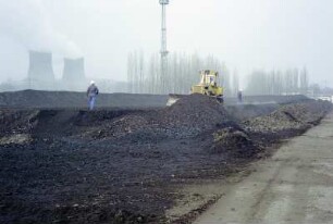 Kohlestapelplatz, Planierraupe, Kraftwerk Turów, von W