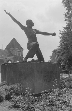 Mahnmal für die Opfer des Faschismus auf dem Südfriedhof in Leipzig, im Hintergrund das Krematorium