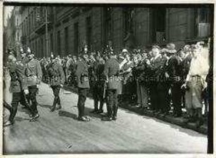 Zuschauer in der Wilhelmstraße warten auf Adolf Hitler