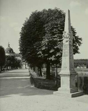 Moritzburg, Einfahrt zum Schloss, kursächsische Postmeilensäule aus dem Jahr 1730