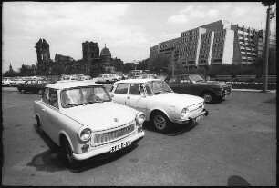 Zwei PKW Trabant auf einem Parkplatz vor der Ruine der Frauenkirche