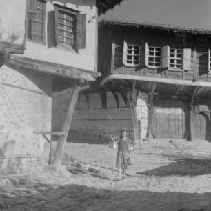 Landleben in Kopriwschtiza im zentralen Teil des Sredna-Gora-Gebirges. Typische Wohnhäuser der altbulgarischen Architektur. Alltagszenen
