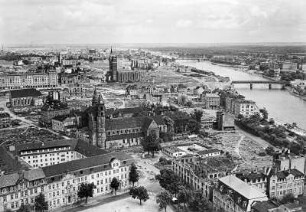 Magdeburg, Blick über die Stadt : Blick vom Nordwest-Turm des Domes über das Kloster Unser Lieben Frauen und die Johanniskirche über die Elbe