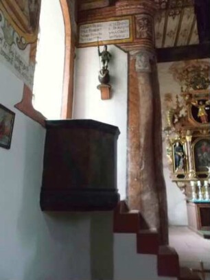 Langhaus Innen Nordwand-Steinkanzel (1589) vor aufgehendem Triumphbogen (Ornamentik in Steinmetzarbeit) sowie farbiger Ausmalung