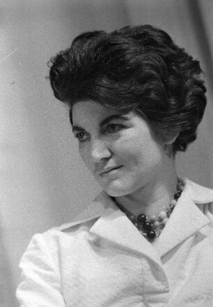 Szenenbilder aus "Das elfte Gebot", Schauspiel von Lajos Mesterházy (Regie: Helfried Schöbe l/ Horst Schönemann, Ausstattung: Dieter Berge). Maxim-Gorki-Theater Berlin, 02.04.1962 (Premiere am 04.04.1962) : Mit Albert Hetterle (Schriftsteller), Sabine Krug (Marika), Walter Jupé (Zoltán), Monika Lennartz (Márta), Horst Westphal (Joska), Alfred Müller (Lehrer), Ruth Langer (Karola), Kurt Böwe (Bürgermeister), Helga Raumer (Frau Kadacz), Erich Mirek (Meszaros) u. a.
