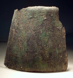 Fragment eines ägyptischen Gefäßes mit gravierter Götterprozession