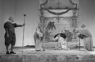 Szenenbilder aus "Don Quichote", Schauspiel von Michail Bulgakow nach Miguel de Cervantes. Theater der Freundschaft Berlin, DDR-Erstaufführung 22.06.1974