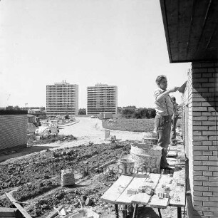 Baustelle von Wohngebäuden am Fuchsberg (vorn): dahinter die Straße Poggenbreeden, im Hintergrund zwei Wohnhochhäuser der Straße Im Hölk: Blick nach Osten