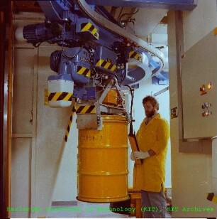 Transport der Fässer für schwach- und mittelradioaktive Abfälle im Gebäude der Hauptabteilung Dekontaminationsbetriebe (HDB)