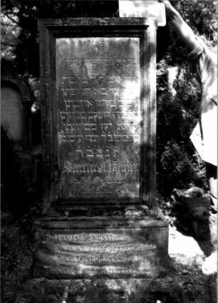 Grabstein 140 (Index: 100109791) Material: Sandstein, Marmorplatte Zustand: leicht verwittert Maße HxBxT: 160x58x30 cm Beschreibung: rechteckige Stele, profilierter Sockel, Schriftplatte: Grabstein 140