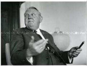 Ludwig Erhard in seinem Haus am Tegernsee