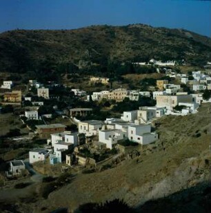 Griechenland. Insel Leros. Blick vom Burgberg auf den Ortsteil Christos