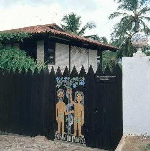 Brasilien. Salvador (Bahia). Wohnhaus und Werkstatt des Künstlers Hansen-Bahia (1915-1978). Eingangstor