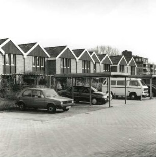 Ahrensburg-Kremerberg. Wohnhäuser, Helgolandring 31/51. Straßenansicht
