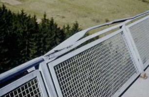 Geländer mit Drahtseil und Welldrahtgitter