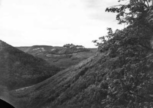 Baden (Niederösterreich) oder Pfalz (Dahner Felsenland), Blick zu einer Burgruine : Baden (Niederösterreich) oder Pfalz (Dahner Felsenland). Blick zu einer Burgruine