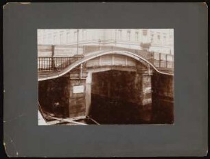 Eiserne Brücke über den Kupfergraben, Berlin: Ansicht der Eisernen Brücke kurz vor dem Abriss