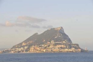 Felsen von Gibraltar : Totalansicht des Felsens von Osten. Aufgenommen am 14. Oktober 2009 vor Gibraltar