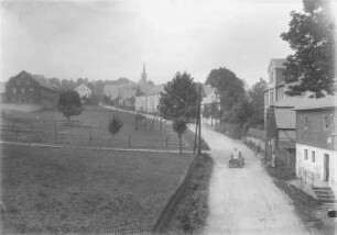 Berthelsdorf (Weißenborn-Berthelsdorf). Dorfstraße mit Kraftwagen. Blick nach Südwest zum Turm der Pfarrkirche