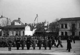 Bukarest: Vorbeimarsch, Ehrengäste von links