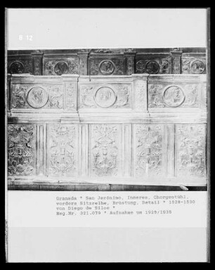 Chorgestühl, vordere Sitzreihe, Brüstung: pflanzliche Ornamentik