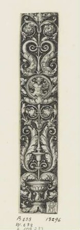 Ornament mit zwei Delphinen und einer stierköpfigen Halbfigur