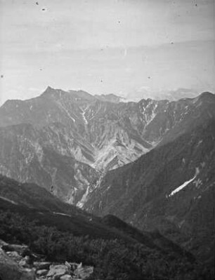 Yarigatake (3189 m hoch) : Ansicht vom Tsubakura-dake über die Talschluchten von Yamata-Onsen