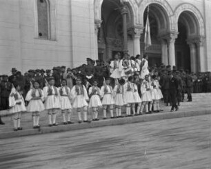 Feierlichkeiten vor der Kathedrale Mariä Verkündigung in Athen (Jubiläumsfeier zur 100-Jährigen Unabhängigkeit Griechenlands?)