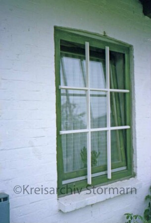 Kate mit Reetdach: Detailaufnahme: Fenster
