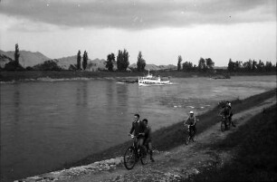 Neuenburg: Personenschiff von Radfahrern begleitet