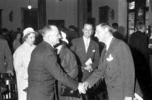 Freiburg: Kaufhaussaal; Prinz Nicolae begrüßt Gen. Douchy