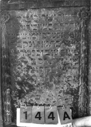 Grabstein 144 (Index: 100116320) Material: Sandstein Zustand: gut Maße HxBxT: 142x65x17 cm Beschreibung: Stele mit konkav eingezogenem Segmentbogenabschluß, eingetieftes Schriftfeld Symbolik: Ranken, Rosette: Grabstein 144A