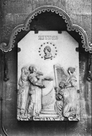 Bildplatte des Denkmals für Thomaskantor Johann Adam Hiller (1728-1804). Entwurf von V. H. Friedrich Schnorr von Carolsfeld, 1830. Ausführung F. Funk und C. J. Wingrich 1831-1832 (Enthüllung 29. Juni 1832, 1888/1903 Entfernung des Denkmals und Anbringung der Bildplatte an der Thomaskirche). Sandstein. Leipzig, Nordwestecke der Thomaskirche