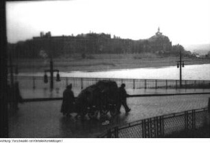 Dresden. "Flüchtlingselend". Umsiedler am Terrassenufer, auf Schlossplatz und Georgij-Dimitroff-Brücke (Augustusbrücke), 1945