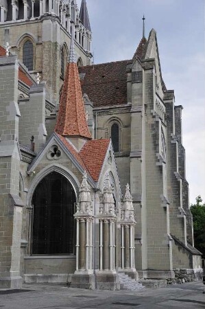 Lausanne - Kathedrale : Seitenansicht der Kathedrale Notre Dame, aufgenommen in Lausanne am 18. Mai 2010