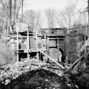 Brücke des Mühlenredder über dem Abfluss des Schlossgrabens: Renovierung: Seitenansicht von Süden: kein Durchfluss: Gerüst, Bauschutt: oben Baukran, Schubkarre