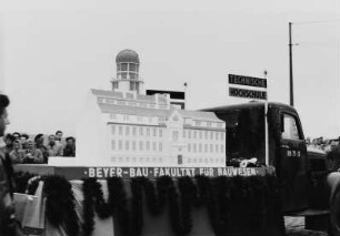Festzug zur 750-Jahrfeier Dresdens auf der Brücke der Einheit (Albertbrücke): Wagen der Technischen Hochschule