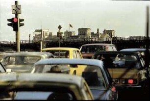 Berlin; West: Reichstagsgebäude von der Moltke Brücke; Vordergrund Verkehr