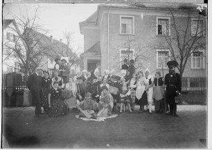 Fasnacht Krauchenwies 1934; Gruppenbild: Narren vor dem Haus des Dentisten August Walzer