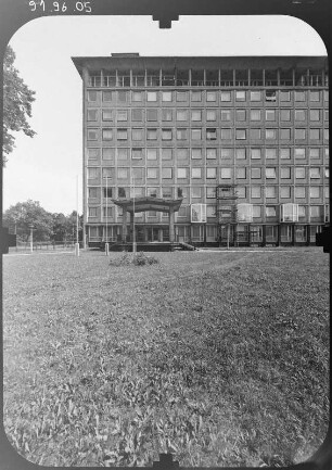 Dresden-Altstadt, Gerhart-Hauptmann-Straße 1. Bürogebäude (1958-1960; A. Gottfried, G. Wolf und Kollektiv). Eingangsseite (Teilansicht)