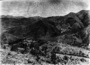 Tal von Yabungmayo : Blick von der Cordillera de Sombreros. In der Bildmitte die Hochebene von Tarabuco, im Hintergrund Blick auf die Cordillera de Mandinga.