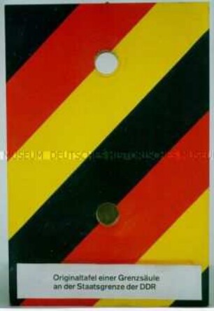 Ausstellungstafel für ein DDR-Hoheitszeichen (fehlt)