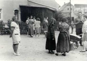Hochzeit in Radibor : Gesellschaftliche Volkskultur - Sitten im Laufe des menschlichen Lebens - Hochzeit. Ort: Radwor / Radibor. Hochzeit. Zuschauer warten auf den Hochzeitszug.