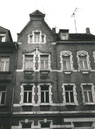 Wurzen. Hermann-Ilgen-Straße 9 (um 1880). Fenster und Seitenrisalit (1. Obergeschoss-Dachgeschoss)